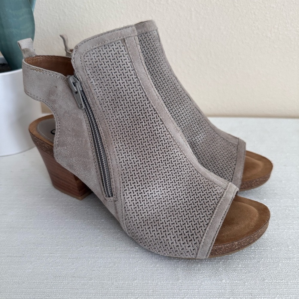 Sofft Taupe Perforated Suede Side Zip Ankle Strap Heeled Sandals Women’s 8M